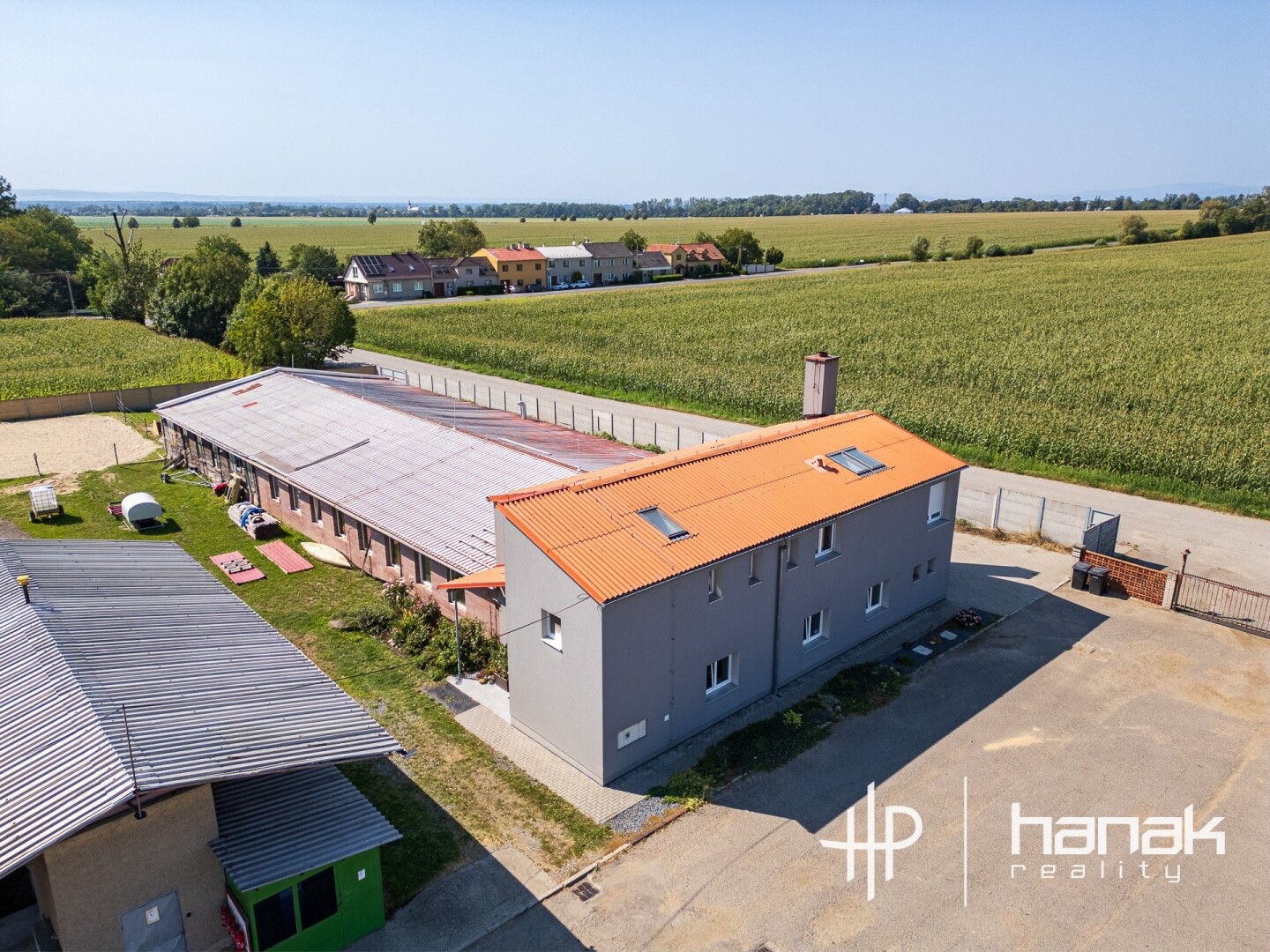 Výrobního prostoru 900 m²