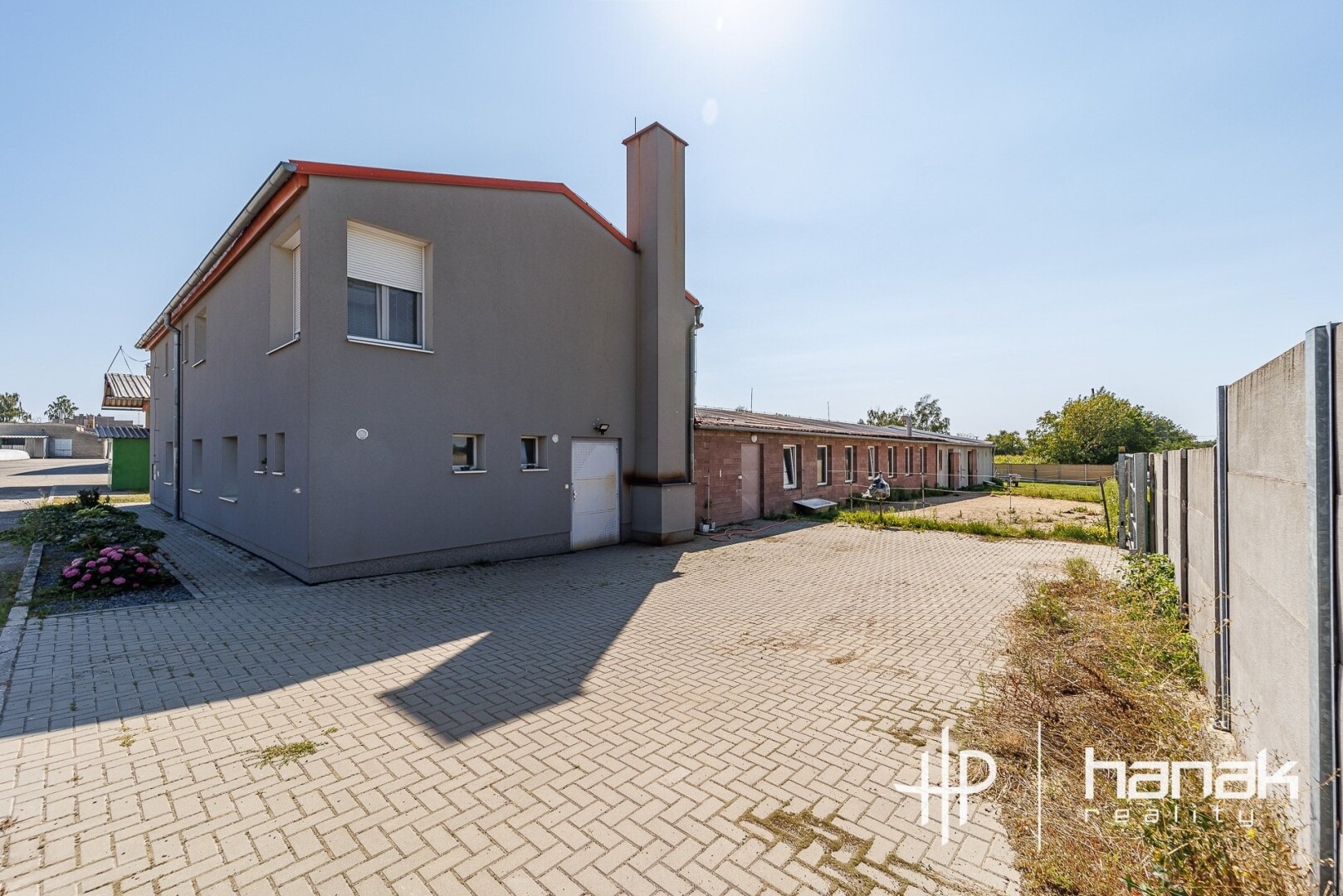 Výrobního prostoru 900 m²