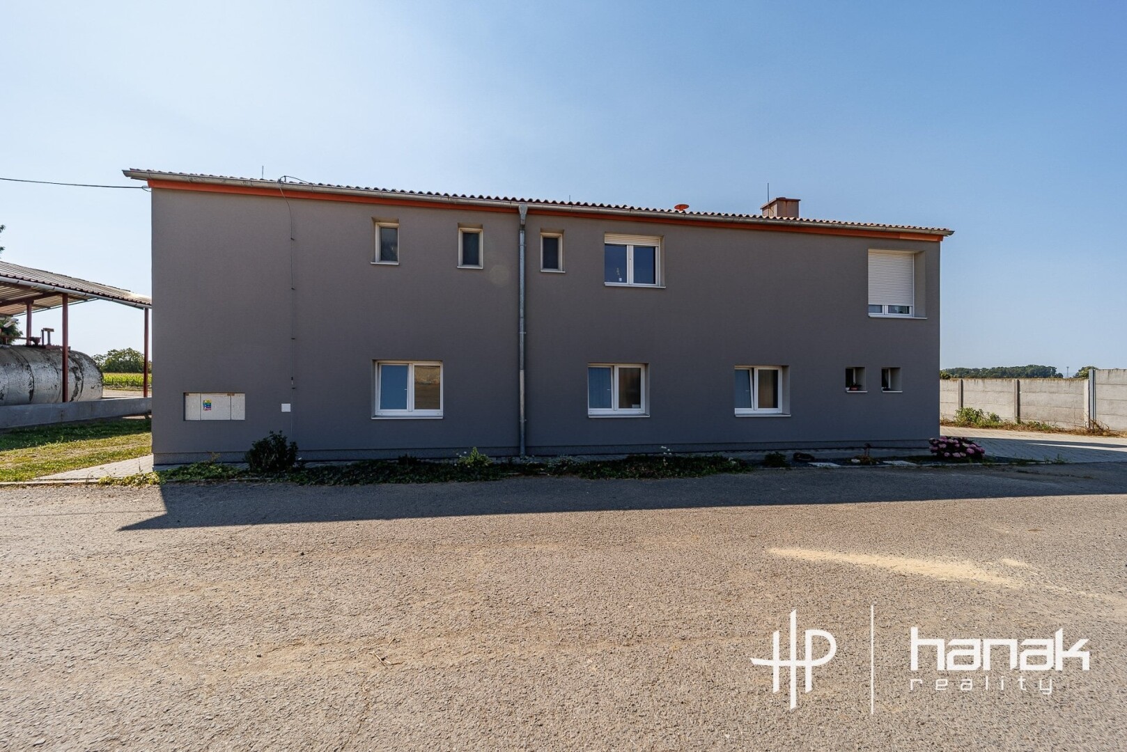 Výrobního prostoru 900 m²