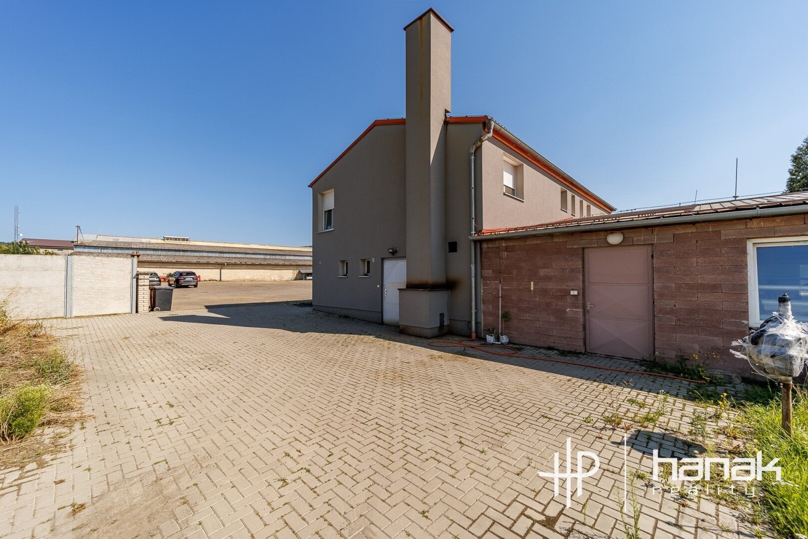 Výrobního prostoru 900 m²