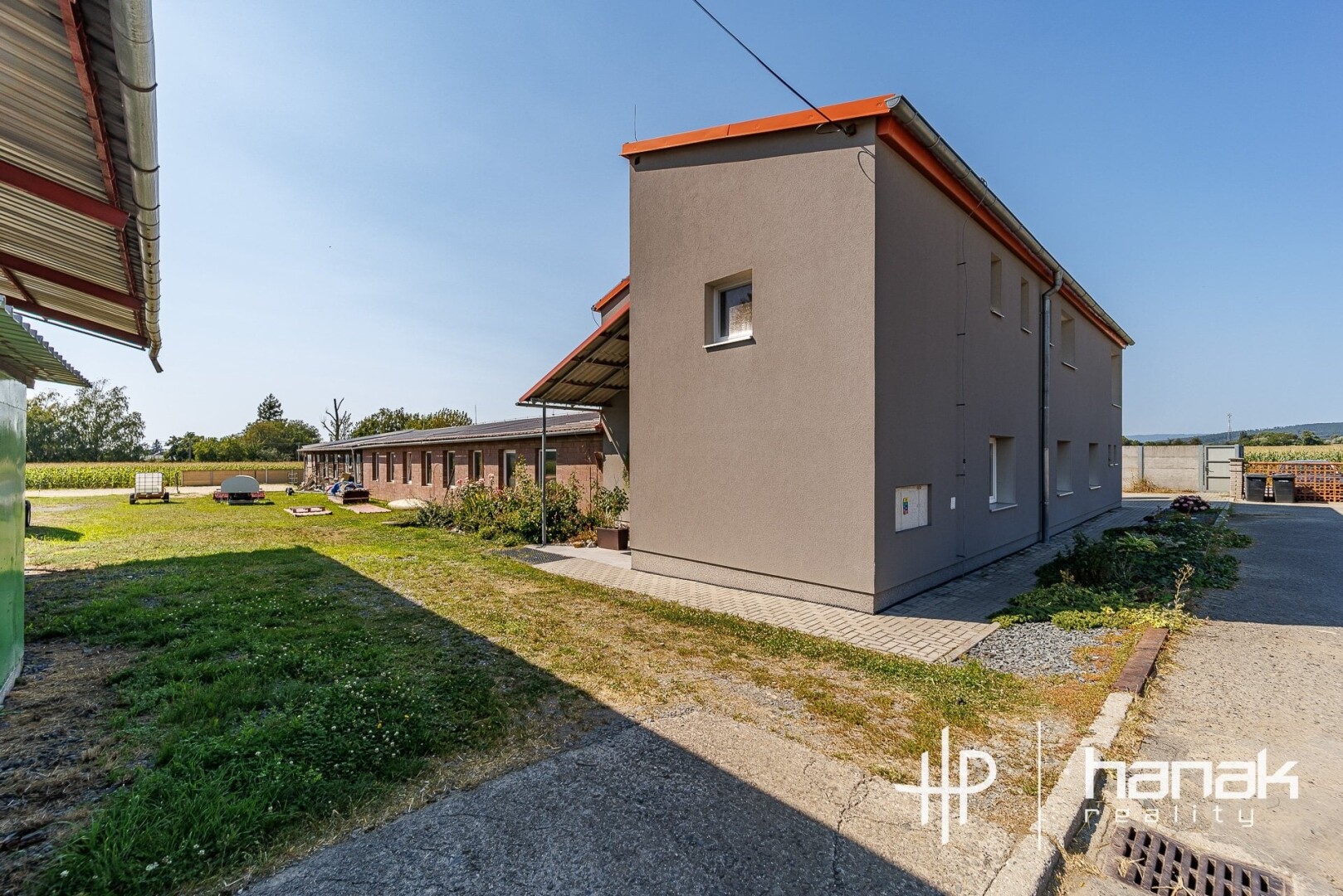 Výrobního prostoru 900 m²