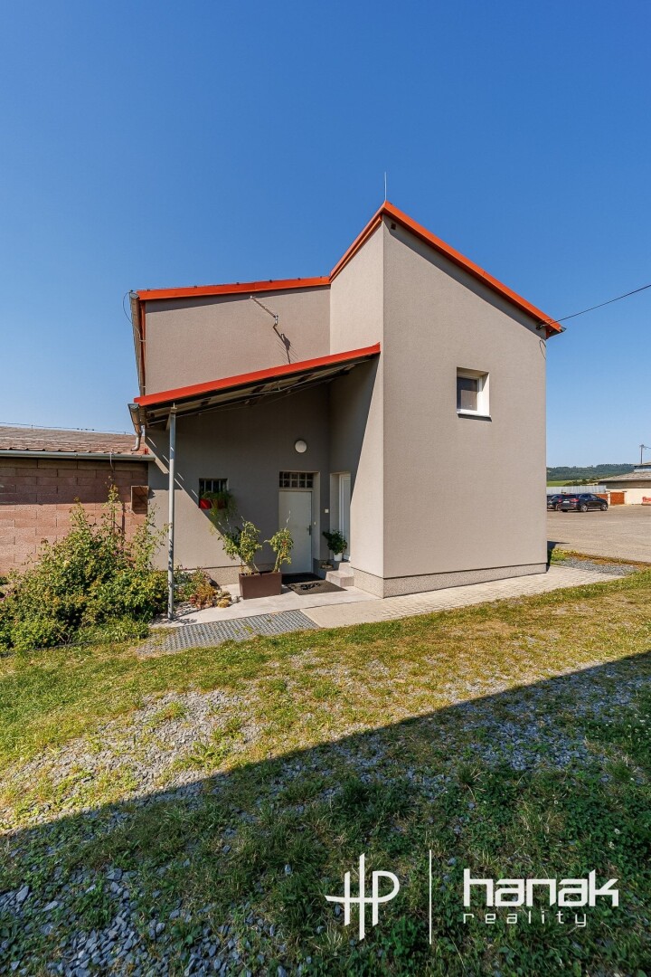 Výrobního prostoru 900 m²