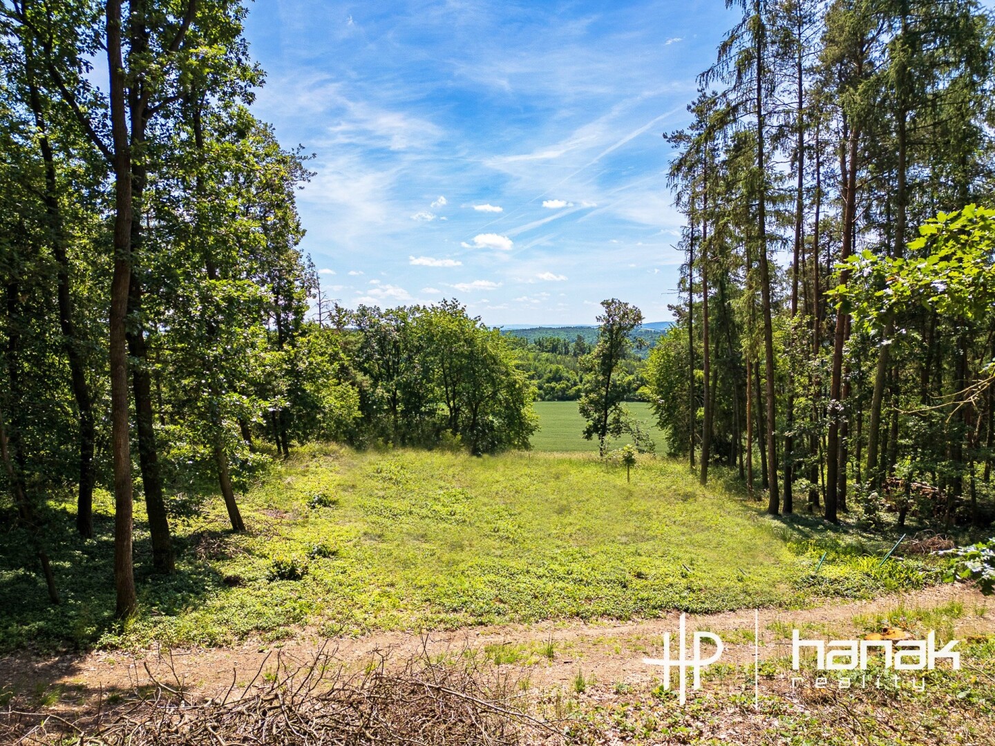 Rozlehlý pozemek pro rodinnou rekreaci (3 150 m²) v malebné obci